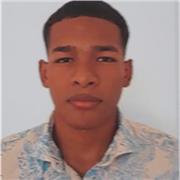 Profesor de ingles imparte clases a niños de 5 a 15 años de edad